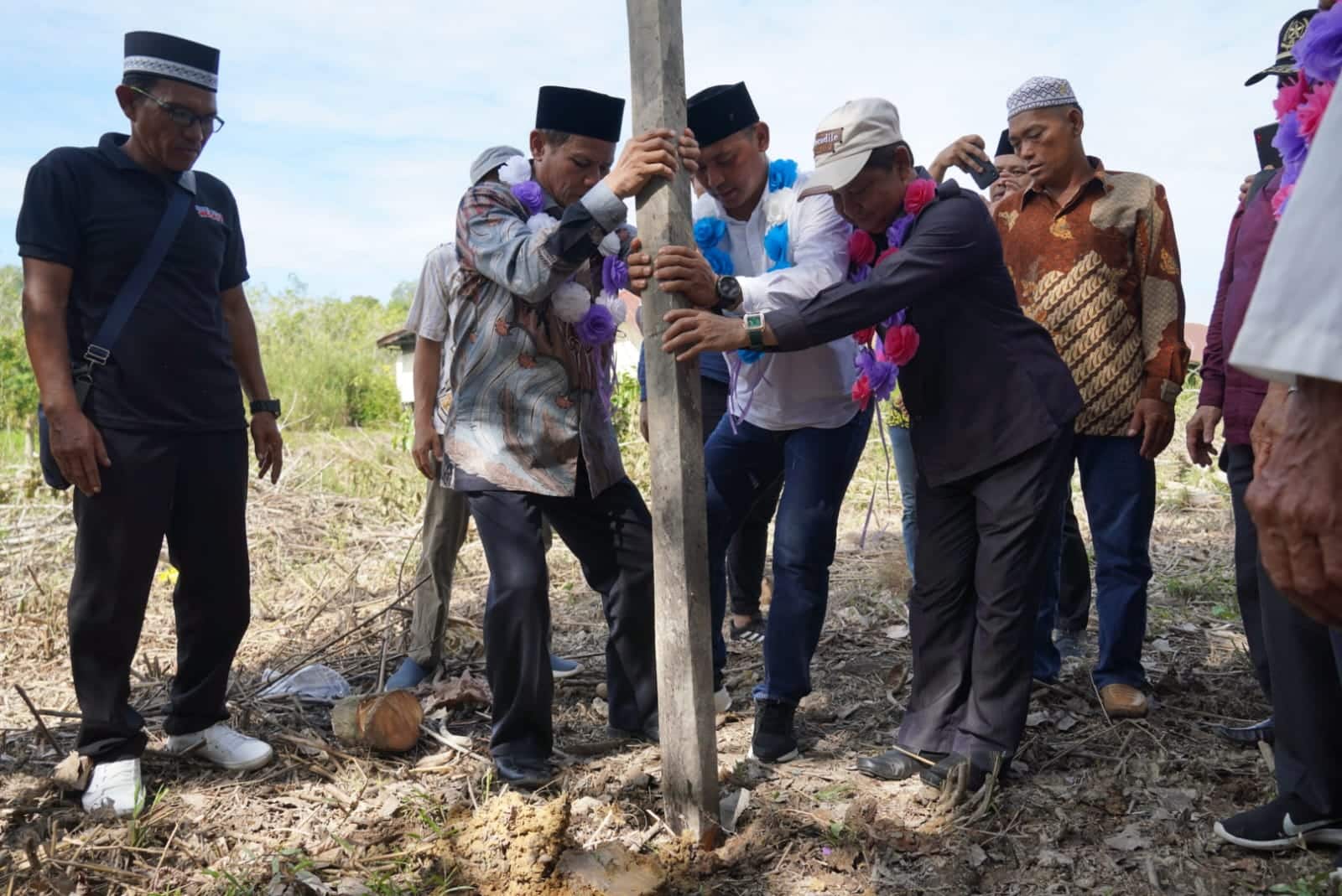 Bentengi Moral Generasi Muda, Wabup Kapuas Hulu Tancap Tiang Pertama Pembangunan Ponpes Ulil Albab II Cabang Provinsi Kalbar