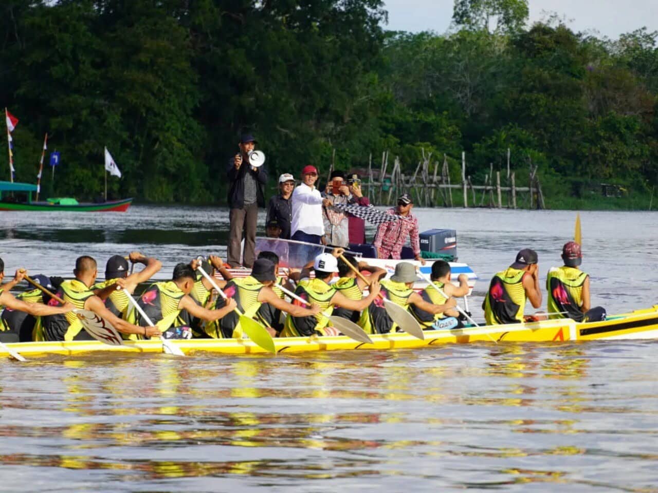 Wakil Bupati Kapuas Hulu Buka Turnamen Sampan Bidar di Desa Piasak