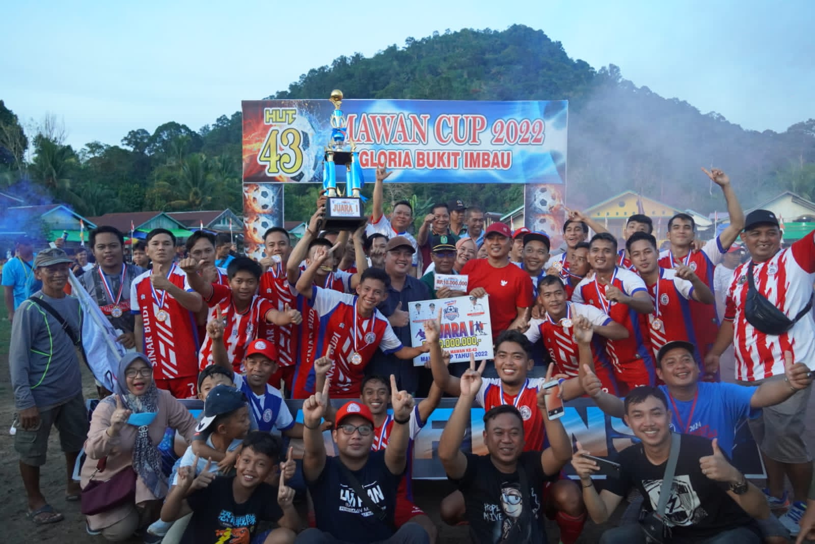 Wakil Bupati Kapuas Hulu Tutup Turnamen Sepakbola Desa Mawan Kecamatan Pengkadan