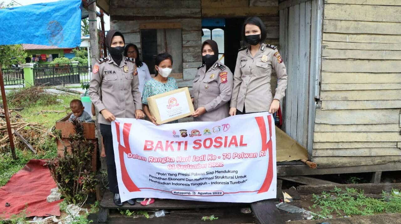 Sambut Harjad Polwan RI ke-74, Polwan Polres Ketapang Gelar Baksos Bagi-bagi Sembako