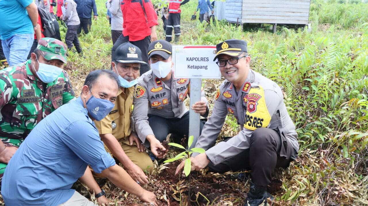 Hijaukan Bumi Ketapang, Kapolres Yani Pimpin Gerakan Penanaman Pohon