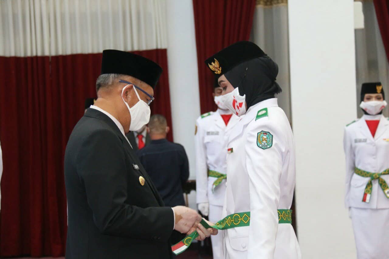 Gubernur Sutarmidji Kukuhkan 28 Anggota Paskibraka HUT RI ke-77