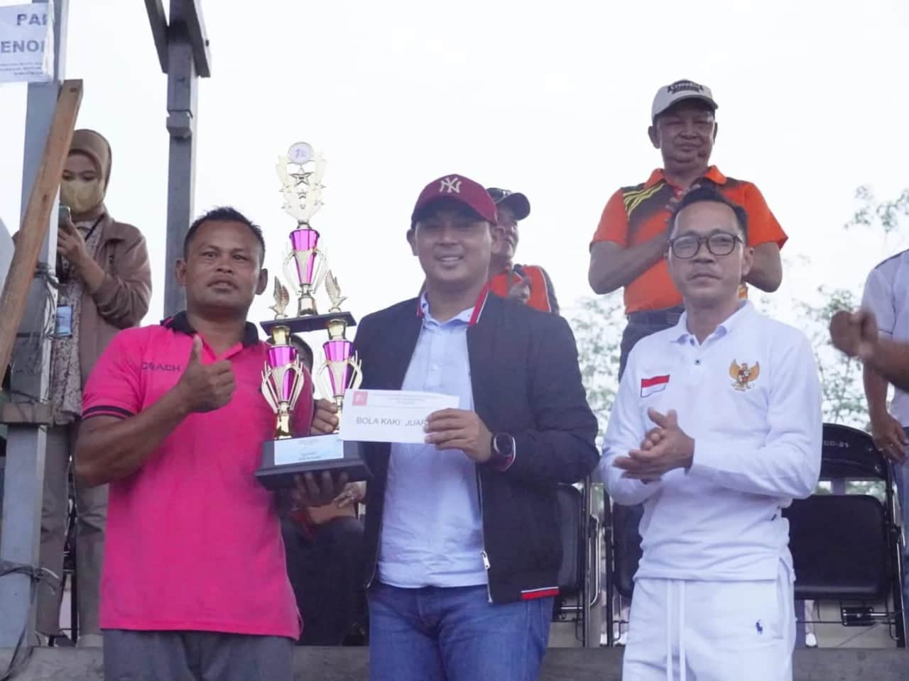 Wabup Kapuas Hulu Tutup Kejuaraan Sepakbola dan Voli di Desa Nanga Mentebah