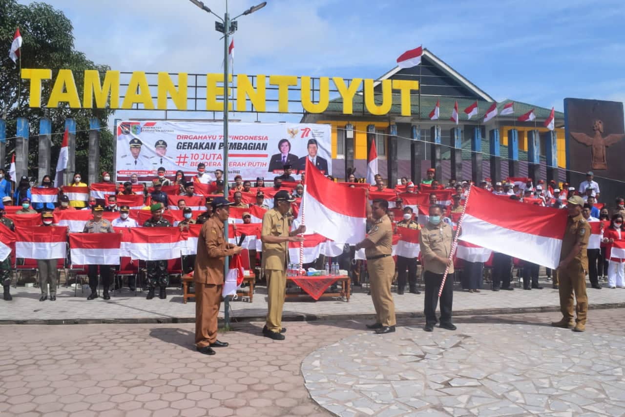 Dukung Program Mendagri, Bupati Sintang Launching Bagi-bagi Bendera Gratis Kepada Warga