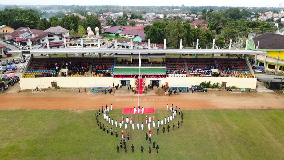 Anggota Paskibraka Sintang Bentuk Formasi Burung Garuda di Stadion Baning Sintang