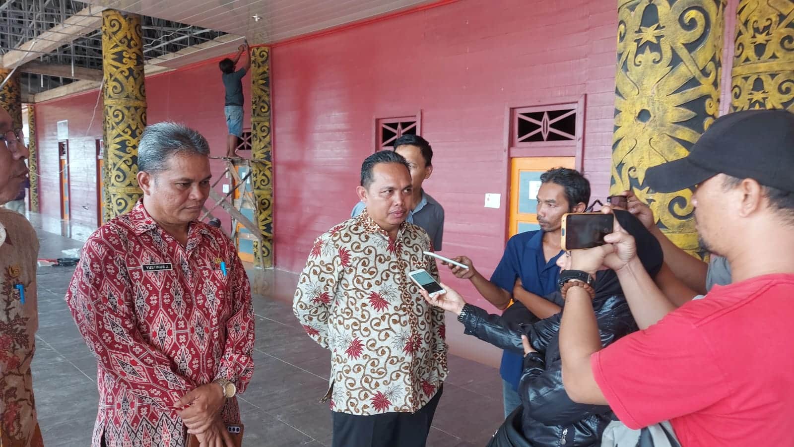 Tinjau Betang Jerora Satu, Wabup Sintang: Segera Perbaiki Plafon yang Rusak