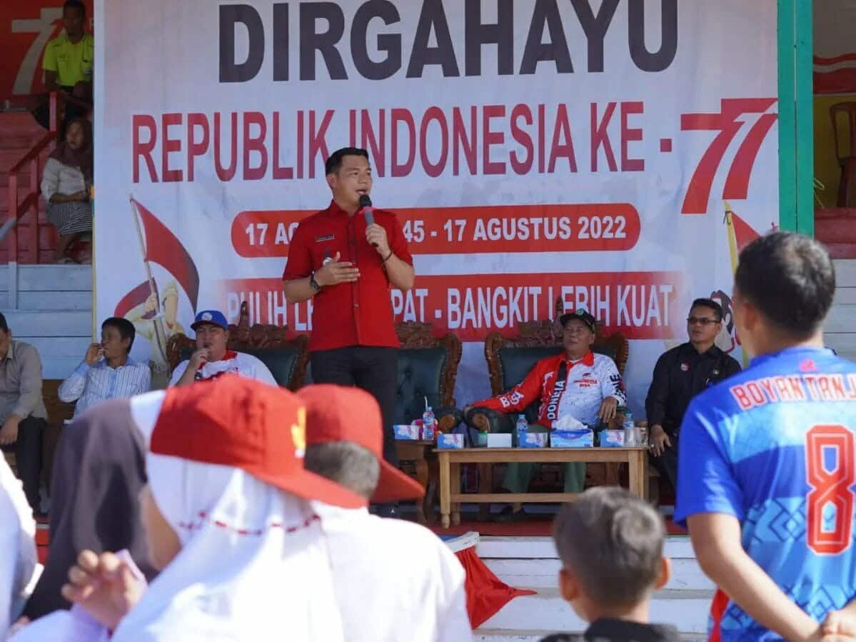 Bupati Kapuas Hulu Tutup Turnamen Sepakbola dan Voli Antar Desa se-Kecamatan Boyan Tanjung