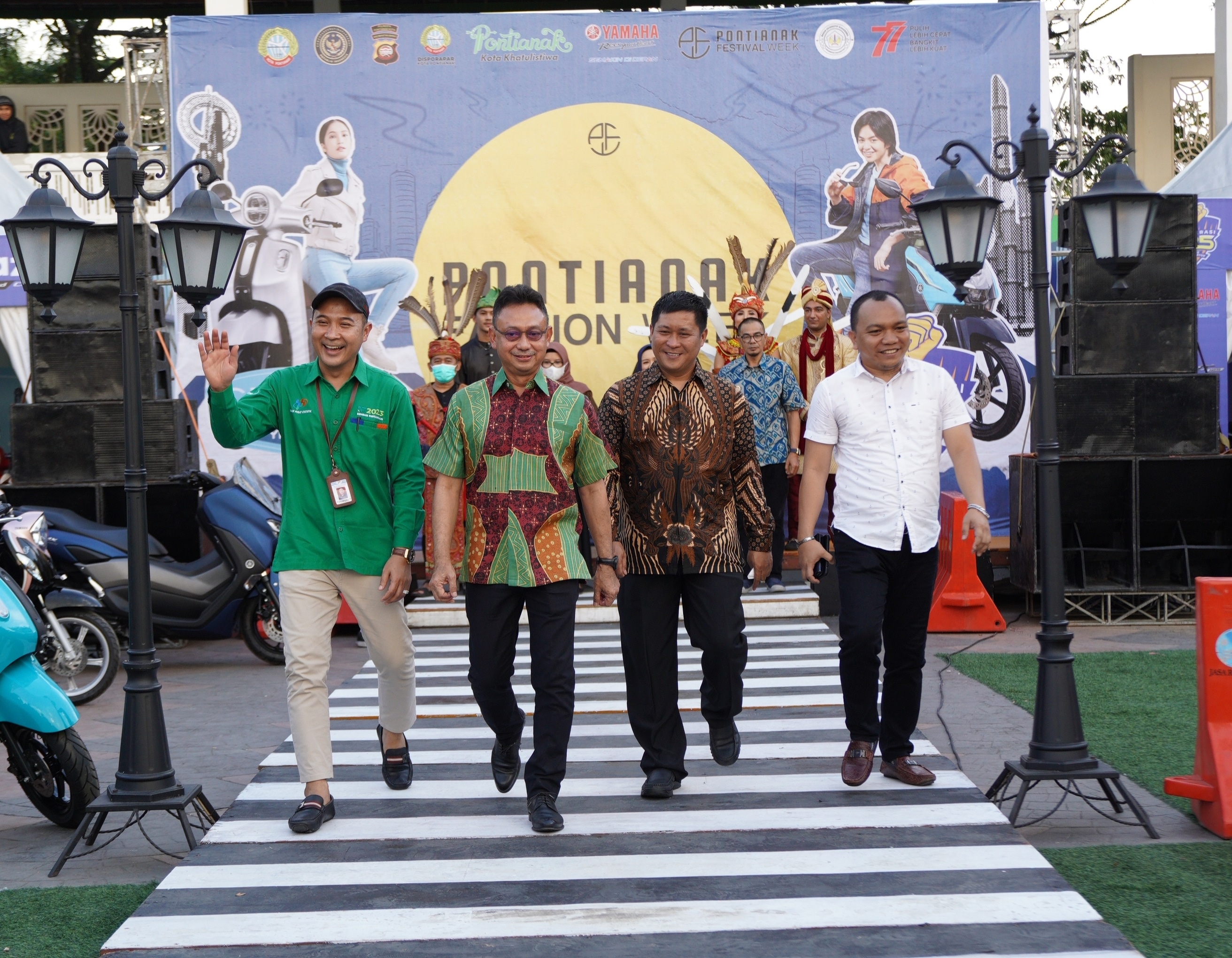 Bergaya Ala Model, Edi Kamtono Tampil di Catwalk Pontianak Fashion Week