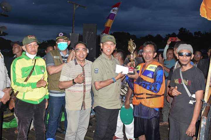 Wakil Bupati Ketapang Serahkan Langsung Hadiah Pemenang Lomba Kato Racing di Kecamatan Sandai