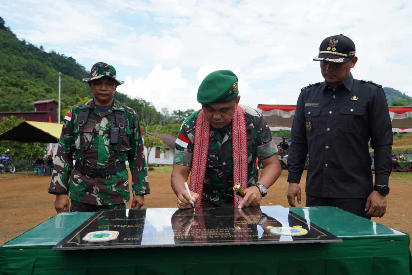 Wakil Bupati Kapuas Hulu Hadiri Upacara Penutupan TMMD Regtas ke-114