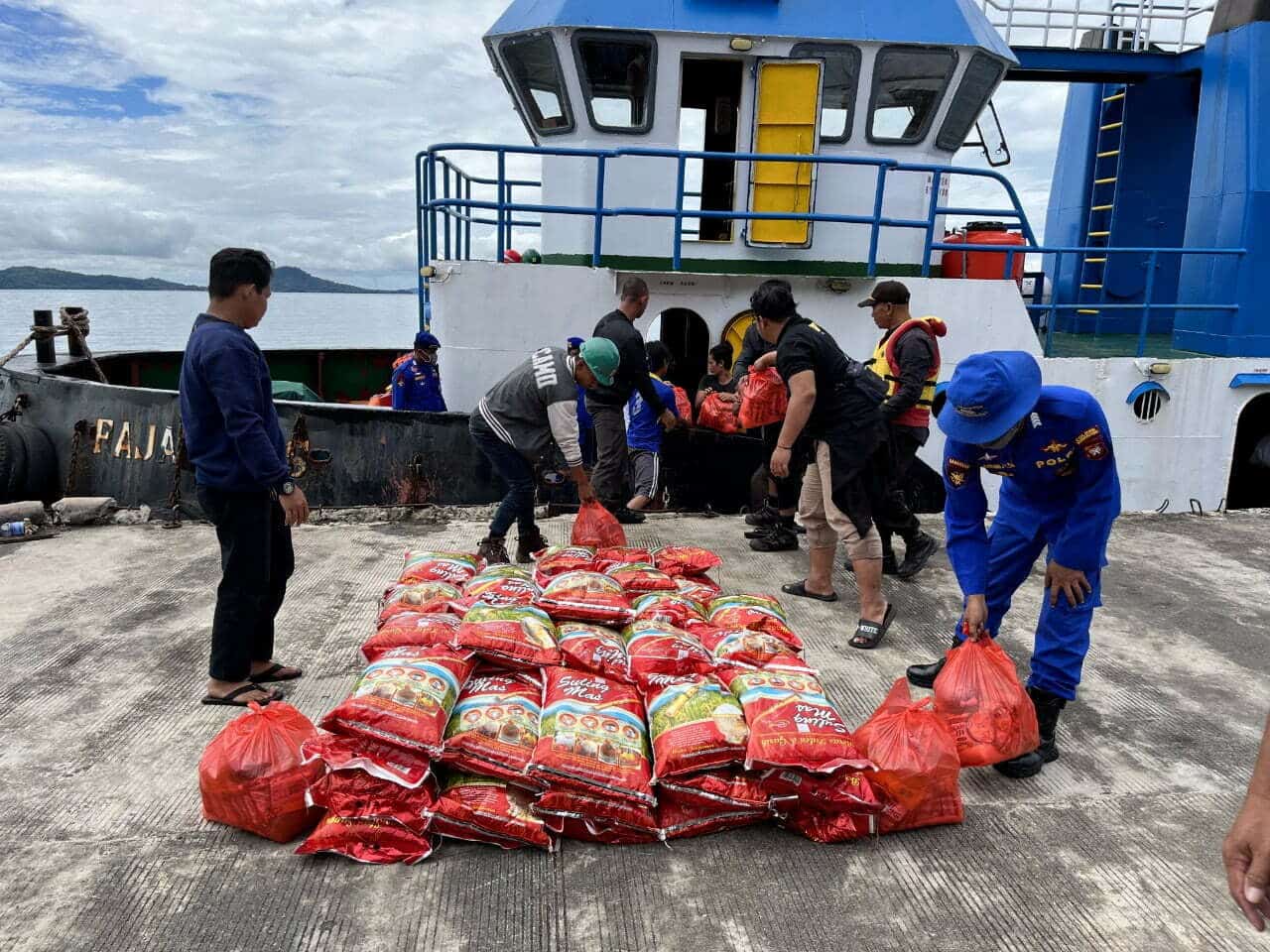 Seberangi Lautan, PLN Berbagi di Pulau Kabung