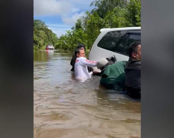 Mobil Kepala Dinas Pemkab Kapuas Hulu Terseret Banjir