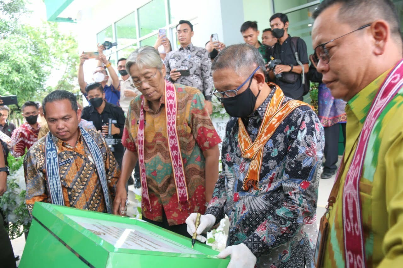 Gubernur Kalbar Resmikan KCP Bank Kalbar Syariah Sintang