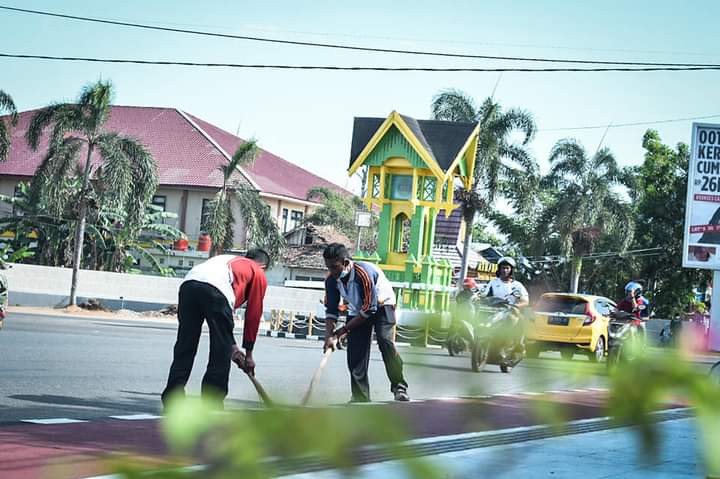 Sekda Pimpin Aksi Gotong Royong di Seputaran Kota Ketapang