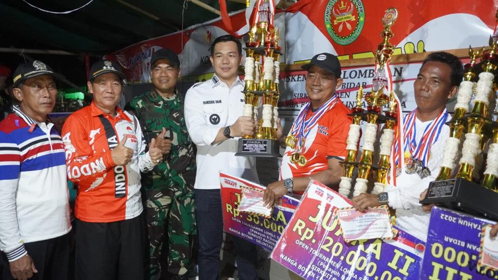 Bupati Kapuas Hulu Tutup Lomba Open Tournament Sampan Bidar Terbesar di Provinsi Kalbar