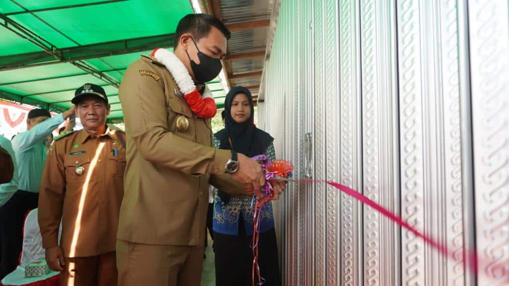 Bupati Kapuas Hulu Resmikan Apotek Uncak Kapuas Farma 2 di Boyan Tanjung