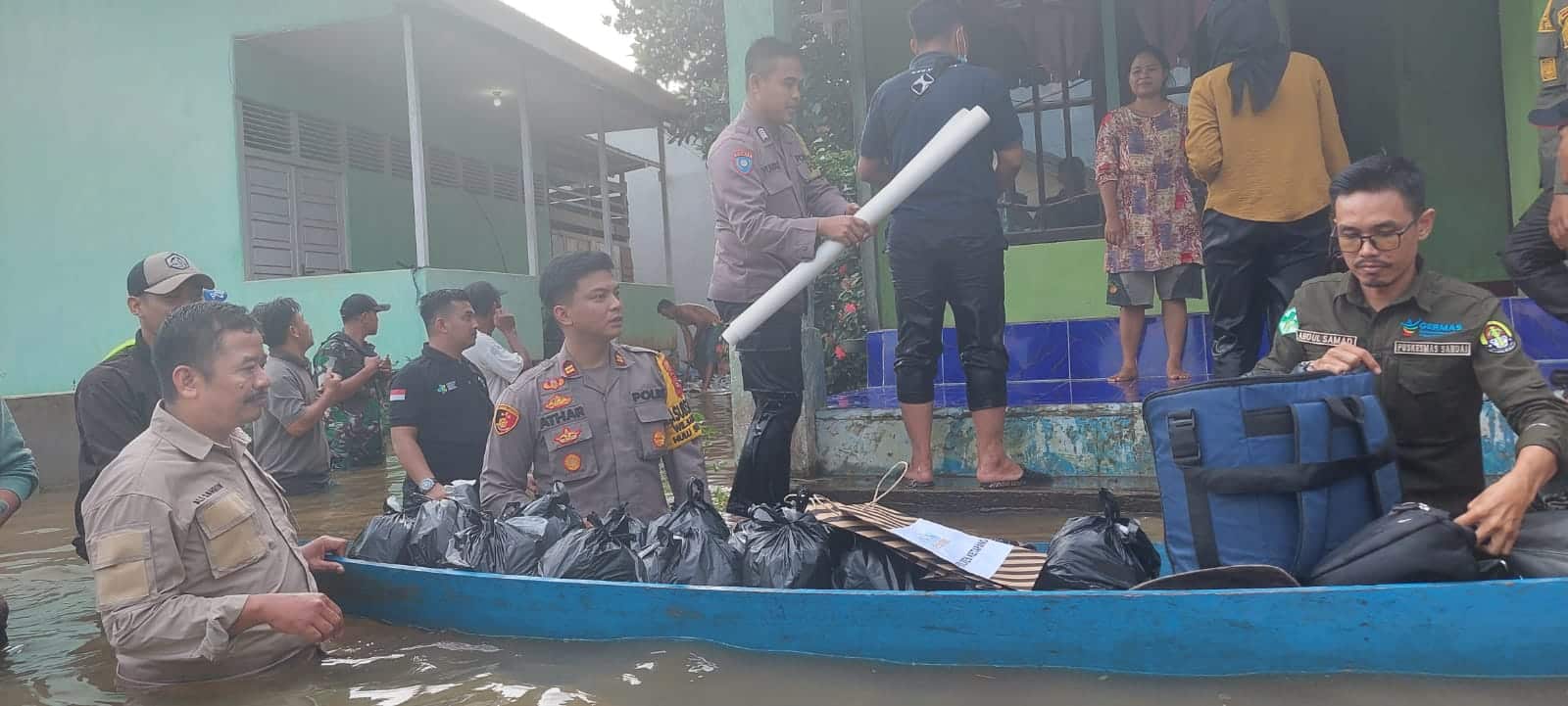 Bersama Forkopimcam, Polsek Sandai Bagikan Bantuan Sembako kepada Warga yang Terdampak Banjir