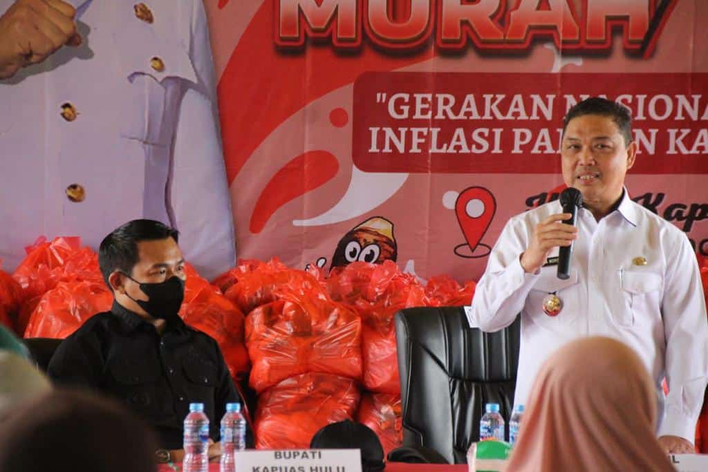Bupati Kapuas Hulu Dampingi Wakil Gubernur Kalbar Salurkan Bantuan Pangan ke Warga Bunut Hulu