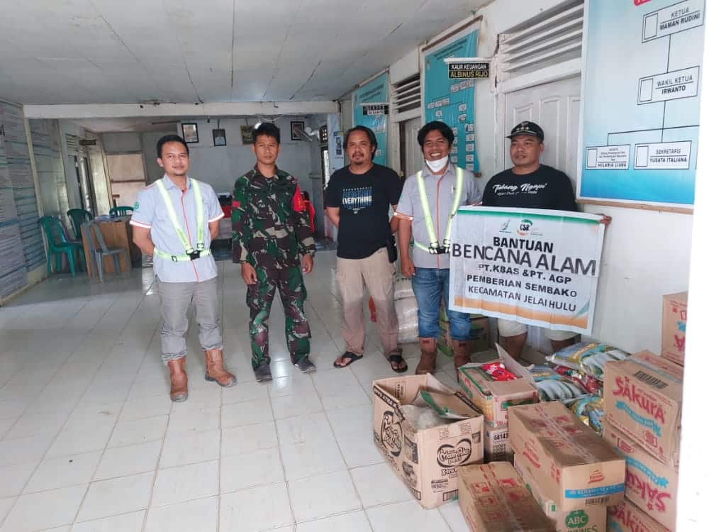 BGA Group Serahkan Bantuan Korban Banjir Kepada Warga di Kecamatan Jelai Hulu Ketapang