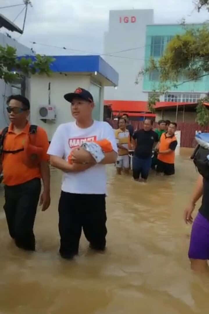 Di Tengah Banjir, Wabup Kapuas Hulu Bantu Evakuasi Bayi Berobat ke RS Putussibau