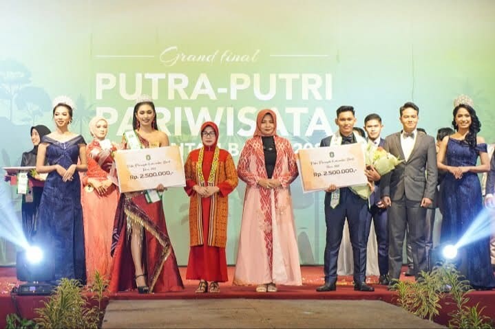Malam Puncak Grand Final, Ketua Tim PKK Provinsi Nobatkan Pemenang Putra dan Putri Pariwisata Kalbar