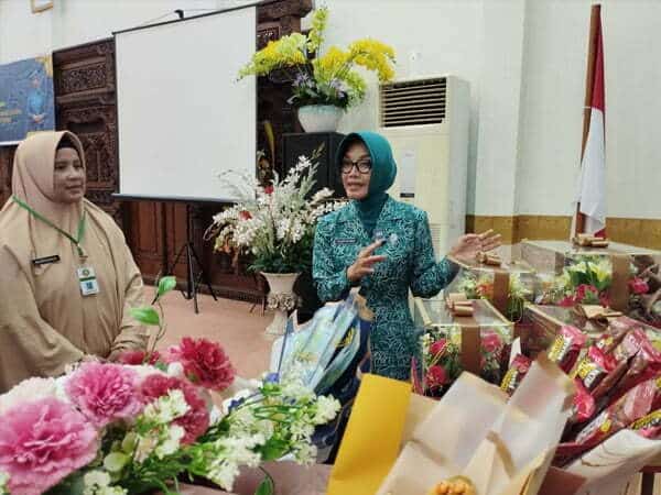 Yanieta Arbiastutie Bangga Lihat Hasil Kerajinan Karya Disabilitas