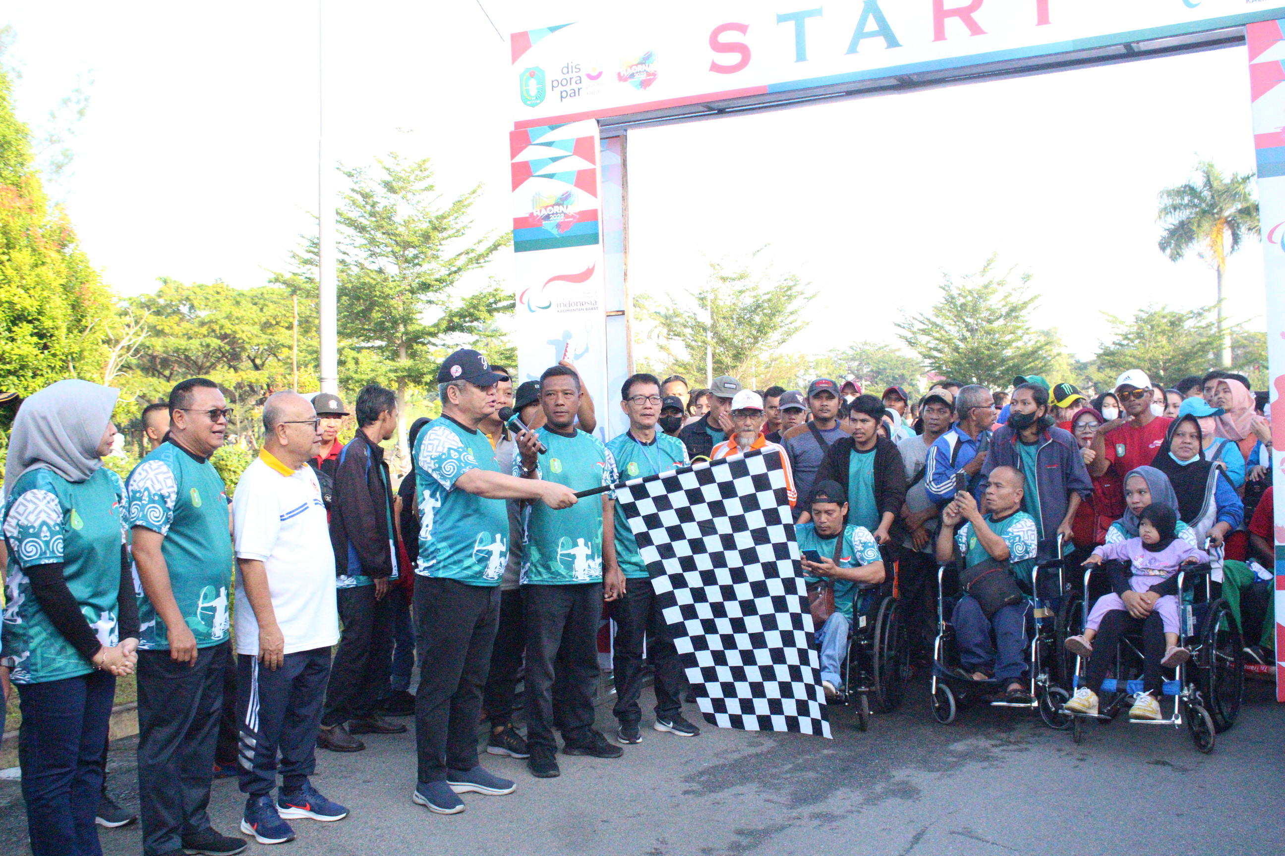 Sekda Kalbar Lepas Jalan Sehat Keluarga Besar Disabilitas Tahun 2022