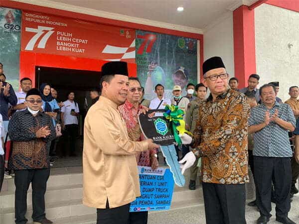 Gubernur Sutarmidji Serahkan Truk Sampah CSR Bank Kalbar ke Pemkab Sambas
