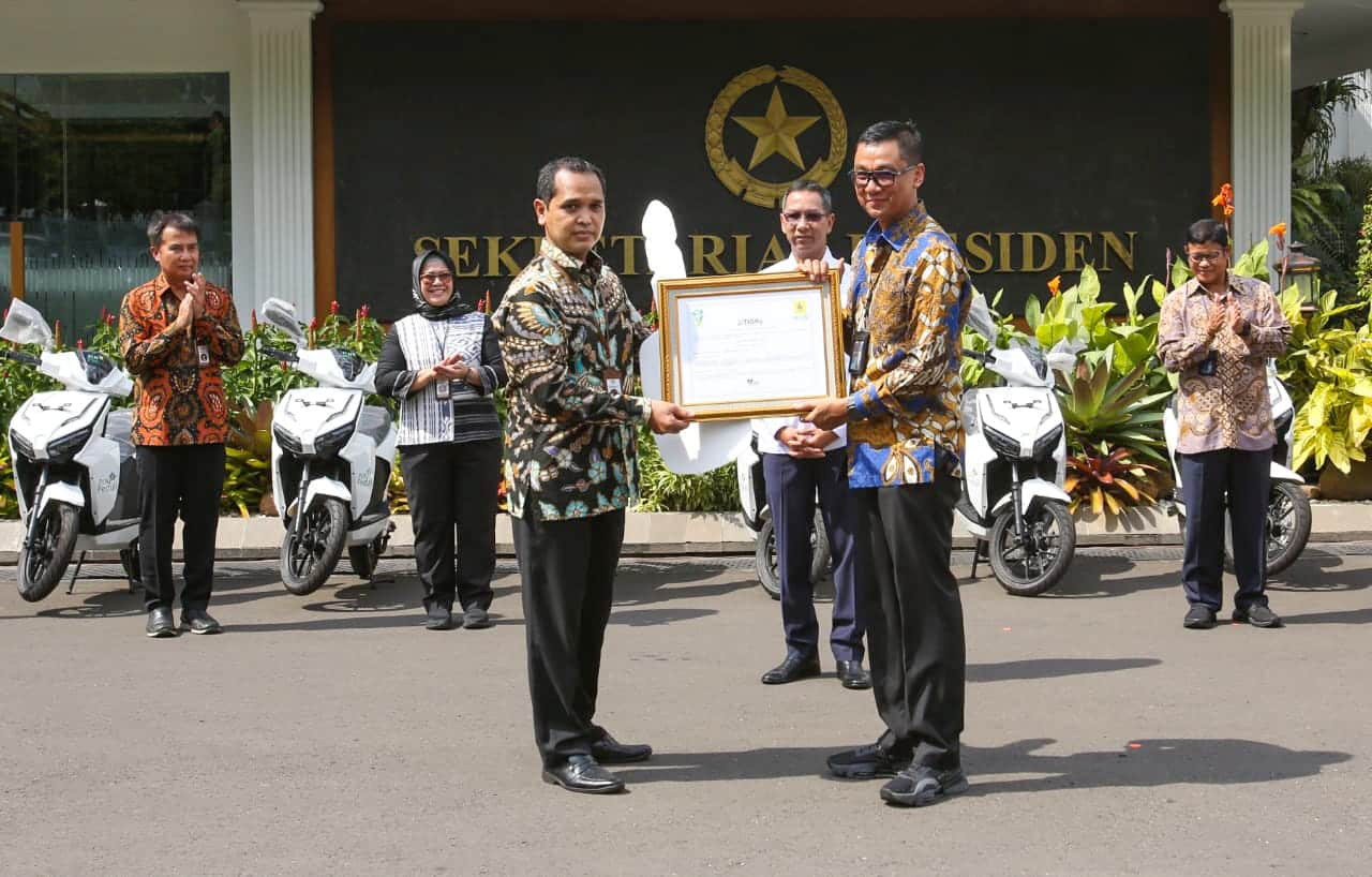 Dukung Transisi Energi Bersih, PLN Serahkan Sertifikat Energi Terbarukan untuk 5 Istana Kepresidenan