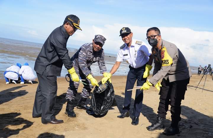 Danlanal Ketapang Pimpin Gerakan Bersih-bersih Laut di Pantai Kinjil Pesisir