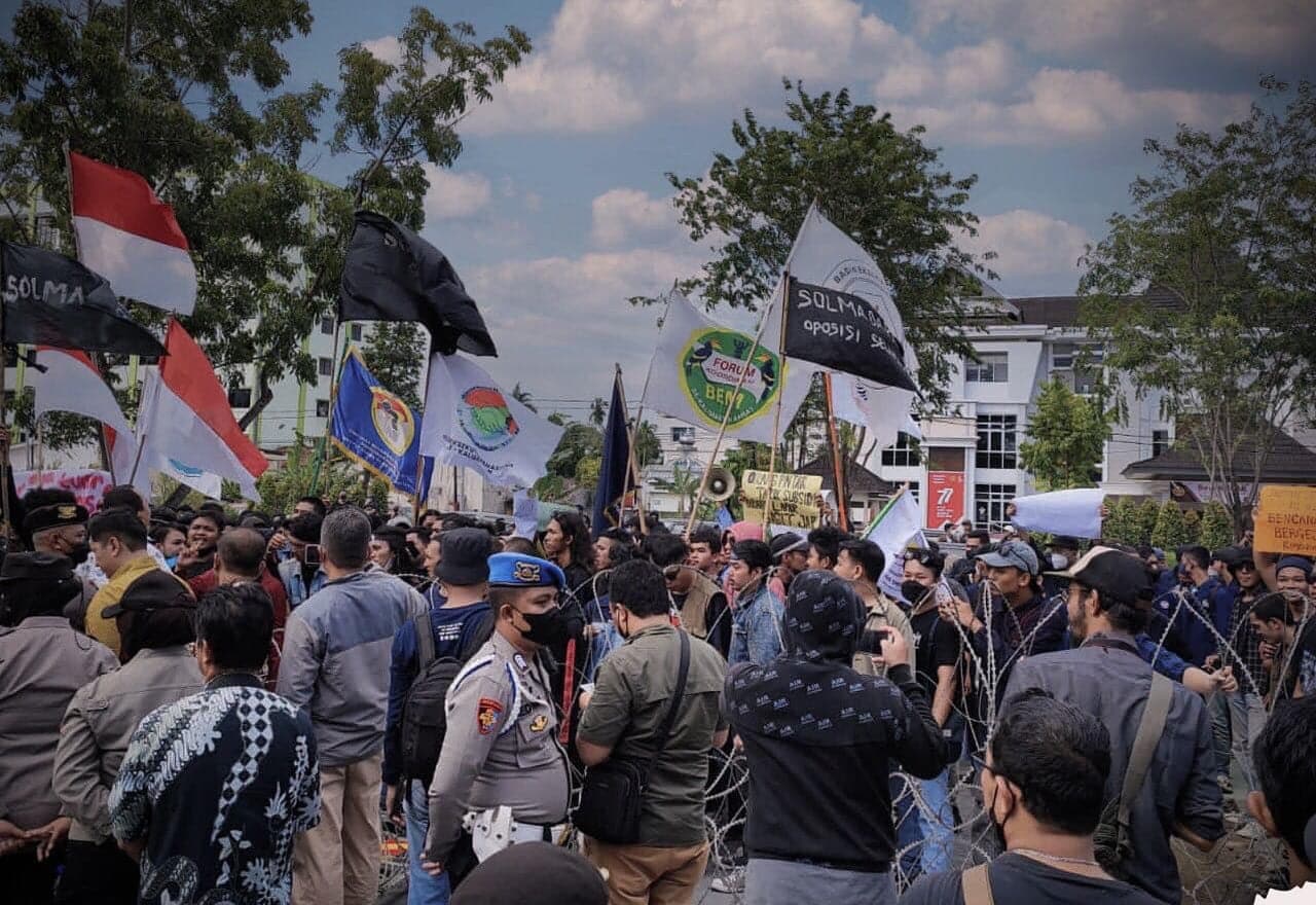 Ratusan Mahasiswa Demo Kantor DPRD Kalbar Tolak Kenaikan Harga BBM