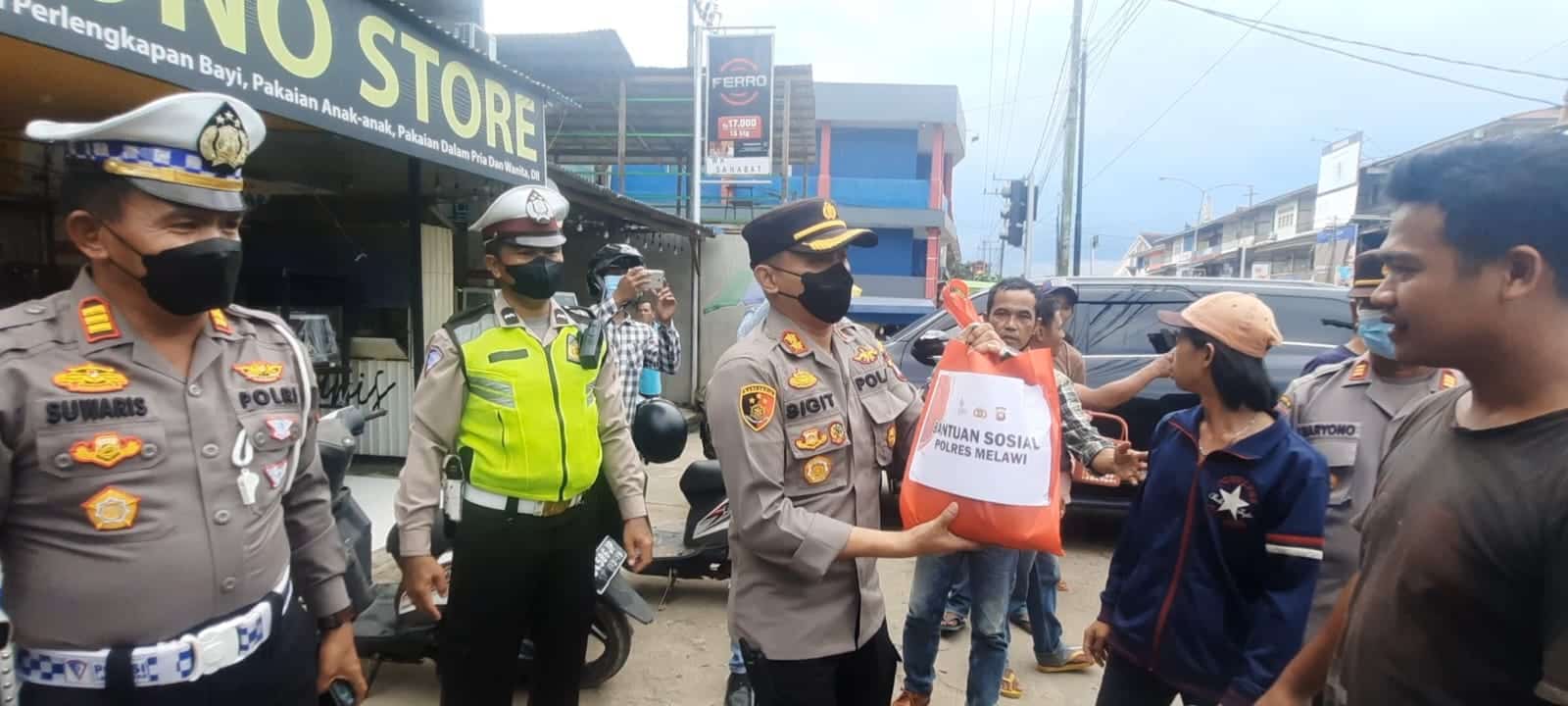 Gandeng Mahasiswa, Polres Melawi Sebar Sembako ke Warga Terdampak Kenaikan BBM