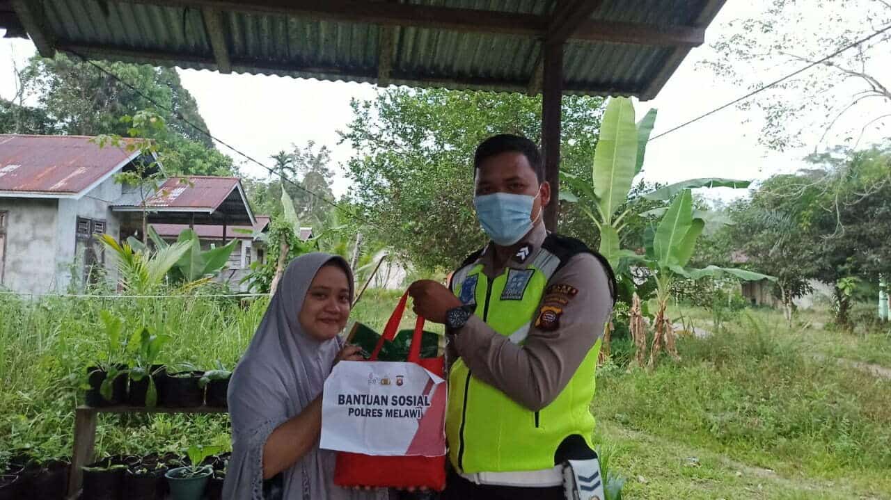 Pasca Kenaikan BBM dan Sambut HUT ke-67 Lalu Lintas, Satlantas Polres Melawi Sebar Paket Sembako