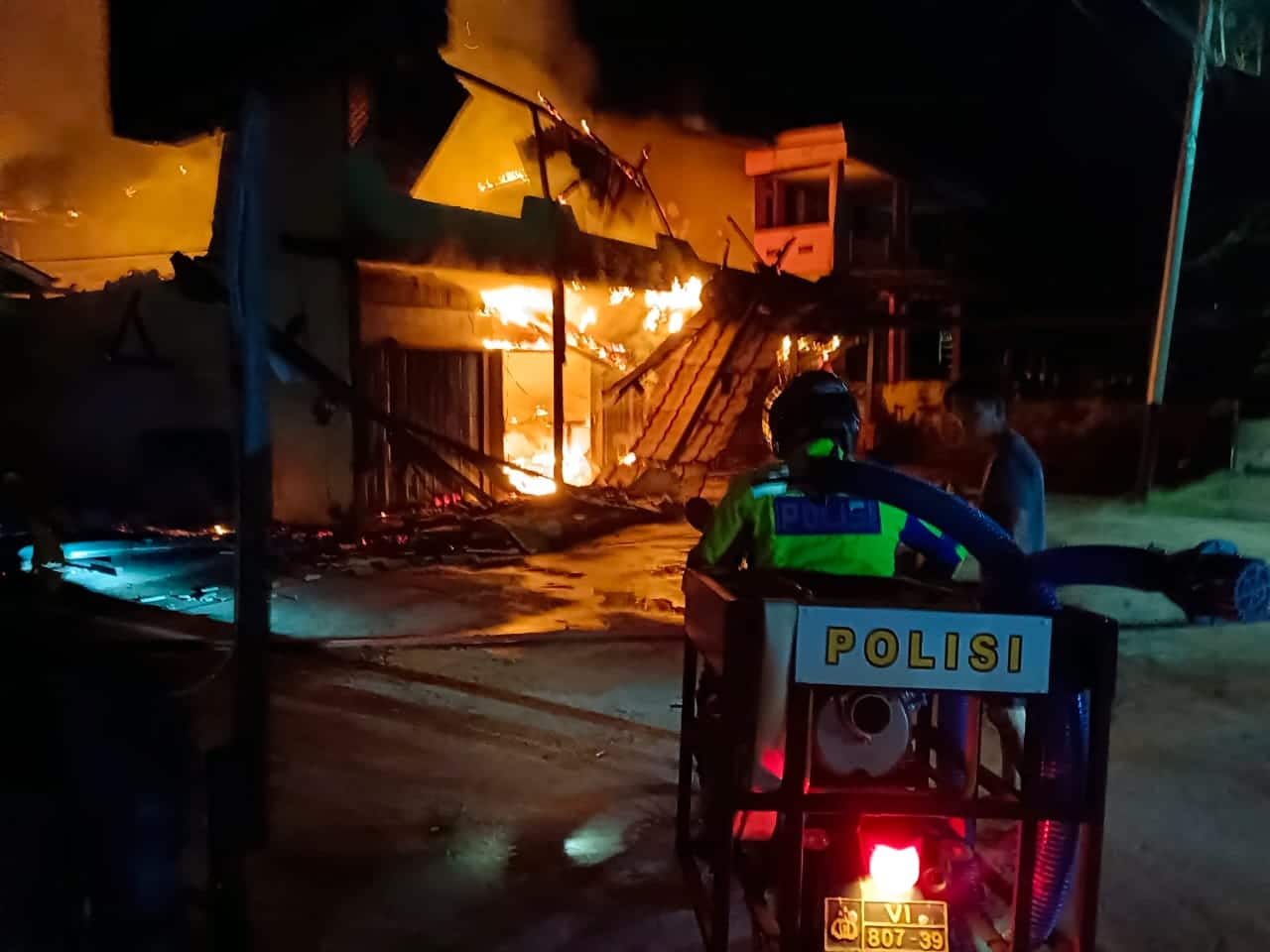 Penginapan dan Toko ATK Family Sukadana Terbakar