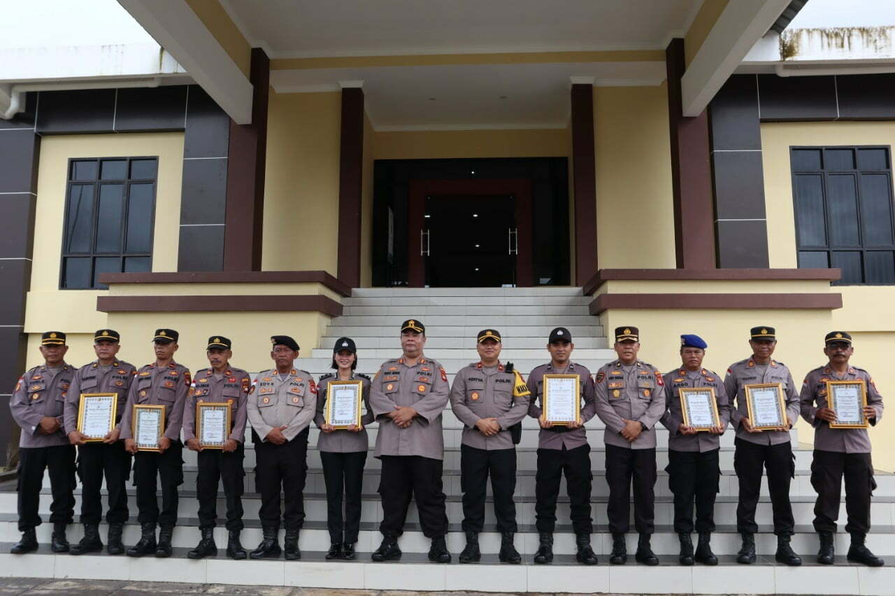 Kapolres Kapuas Hulu Berikan Penghargaan kepada Anggotanya yang Berprestasi