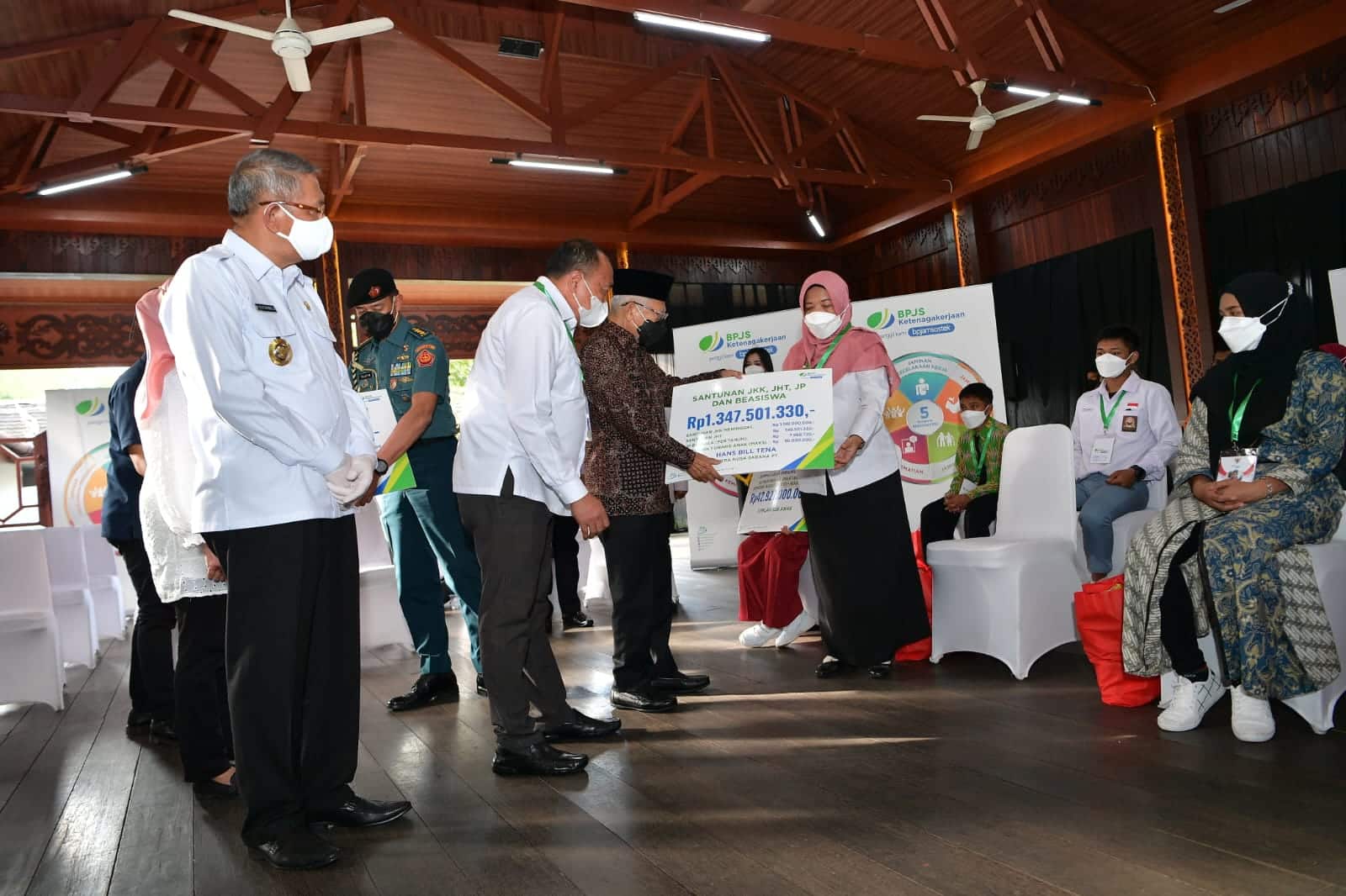 Tiba di Pontianak, Wapres Ma'ruf Serahkan Bantuan Kemensos dan BPJAMSOSTEK kepada Warga