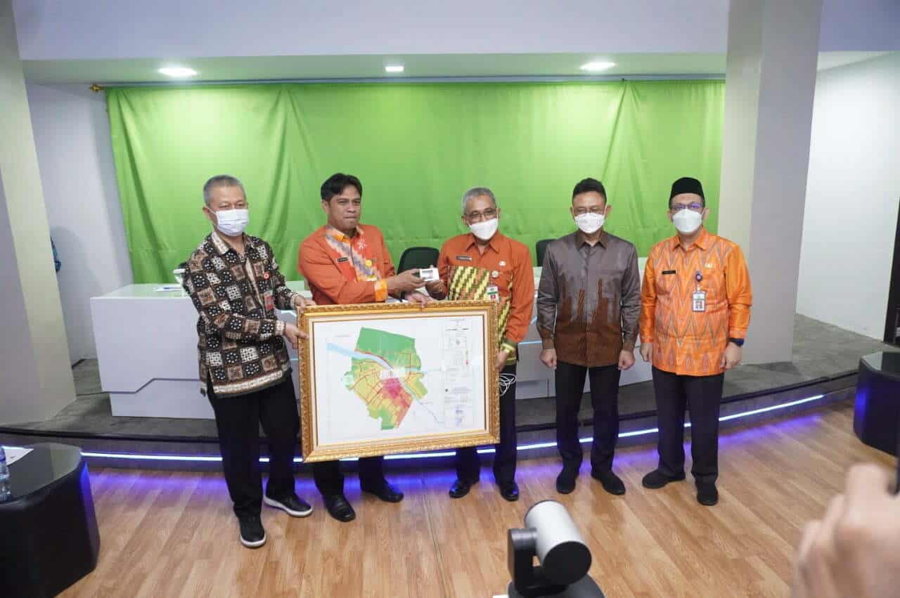 Terus Bertambah, Kantah Serahkan 20 Sertifikat Aset ke Pemkot Pontianak 