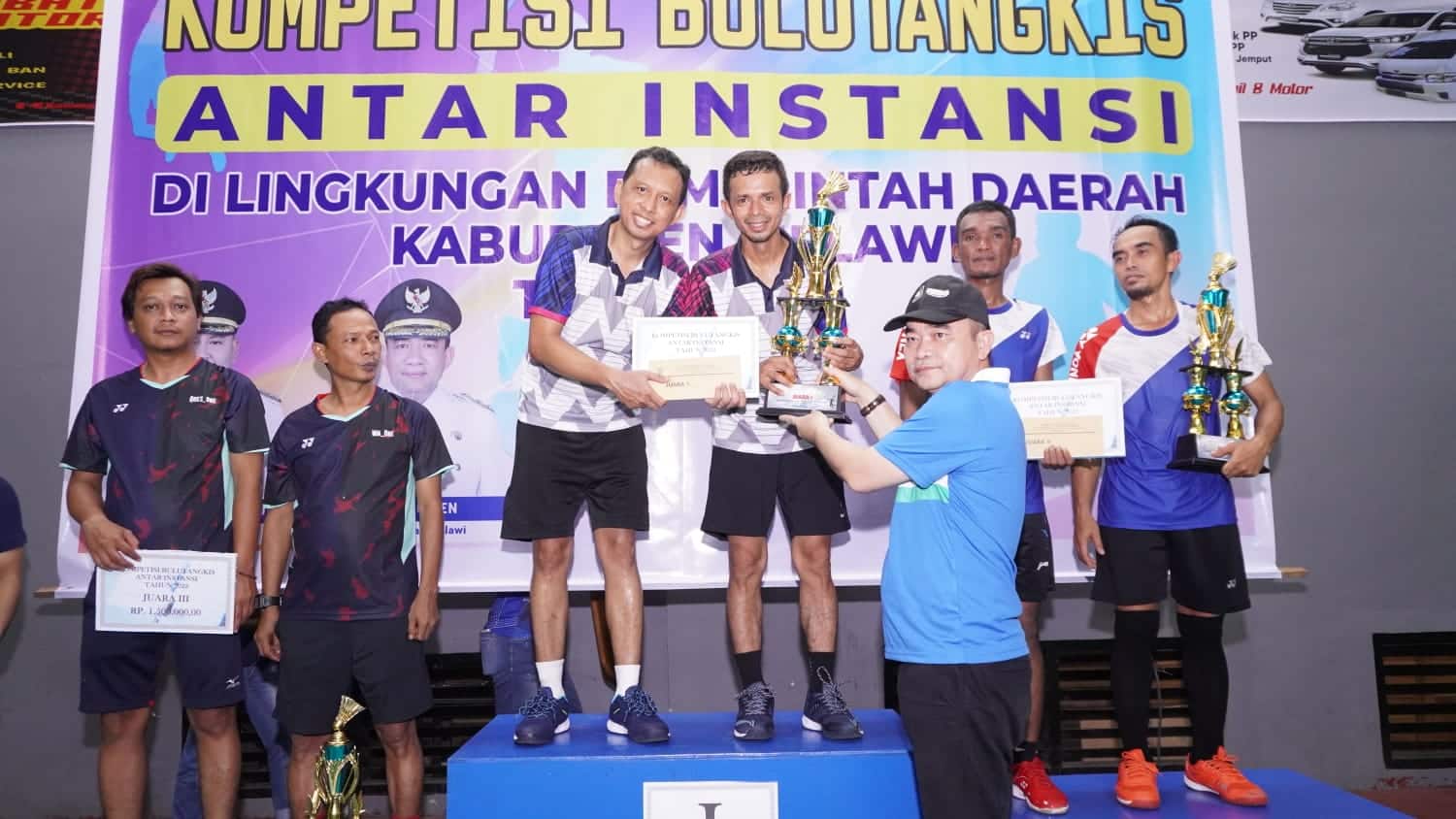 Sekda Melawi Tutup Turnamen Bulu Tangkis Antar Instansi