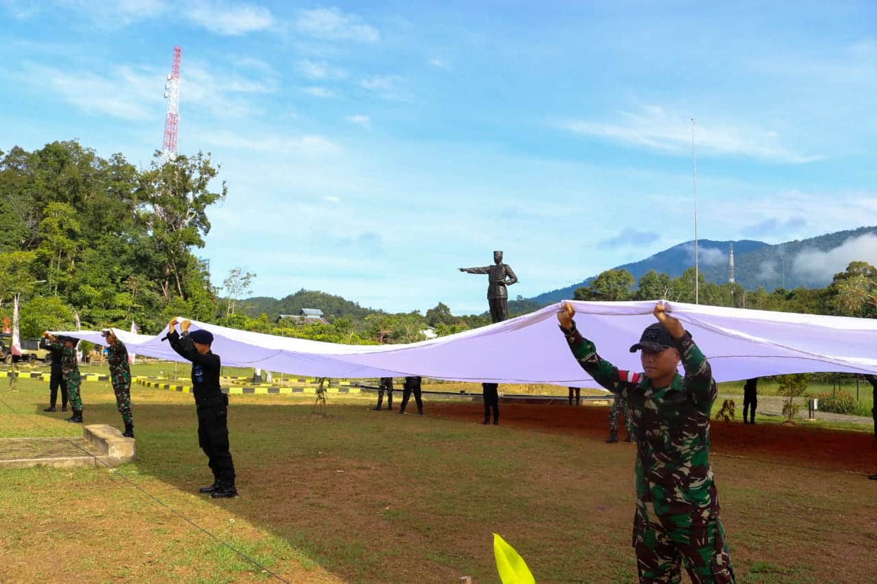 Bentangkan Raksasa Merah Putih di Ujung Batas, Sekda Kalbar Resmi Lepas Aruk Border Creative Festival