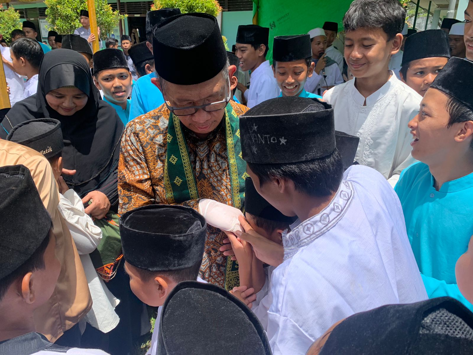 Sutarmidji Janji Bangun Laboratorium untuk Ponpes Muhammad Basiuni Imran Sambas