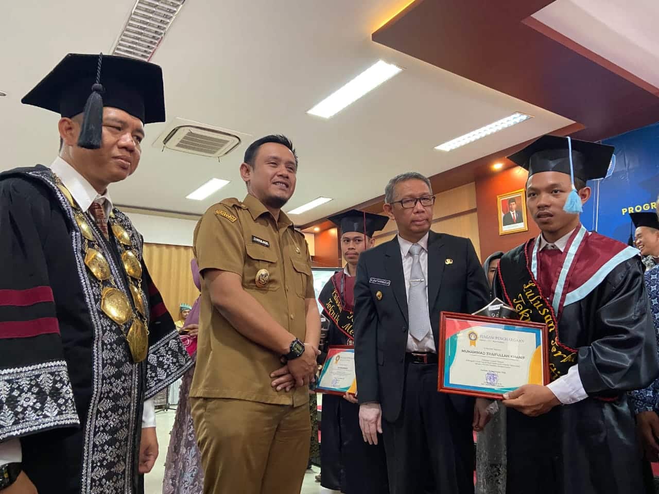 Hadiri Wisuda 375 Mahasiswa Politeknik Negeri Sambas, Sutarmidji Serahkan 4 Kunci Sukses