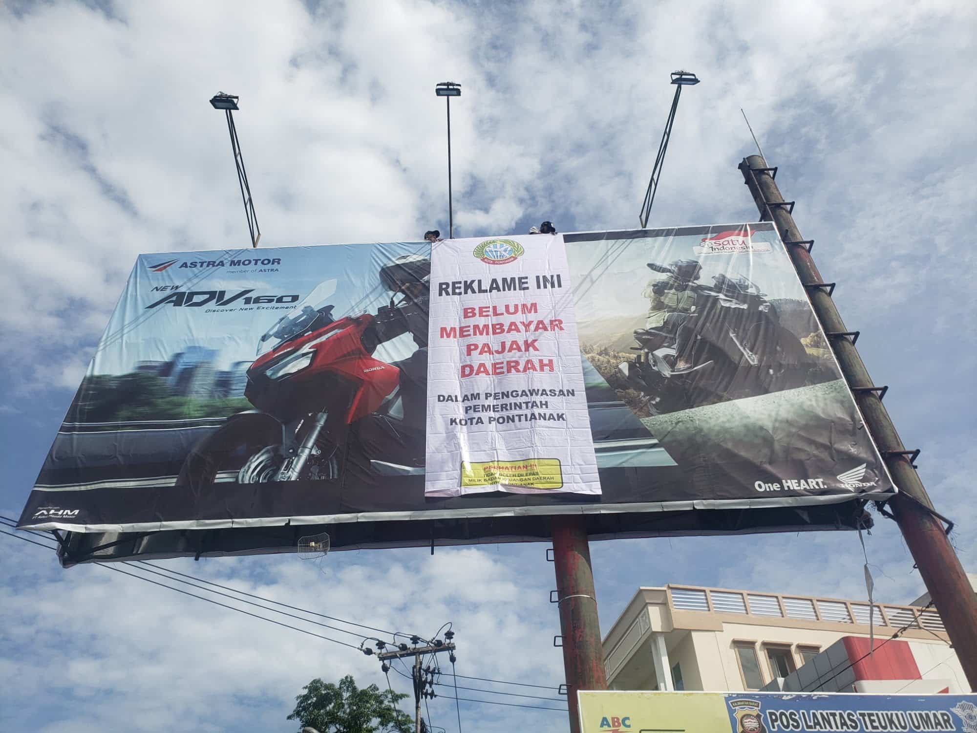 Abai Bayar Pajak Reklame, Puluhan Billboard Disegel
