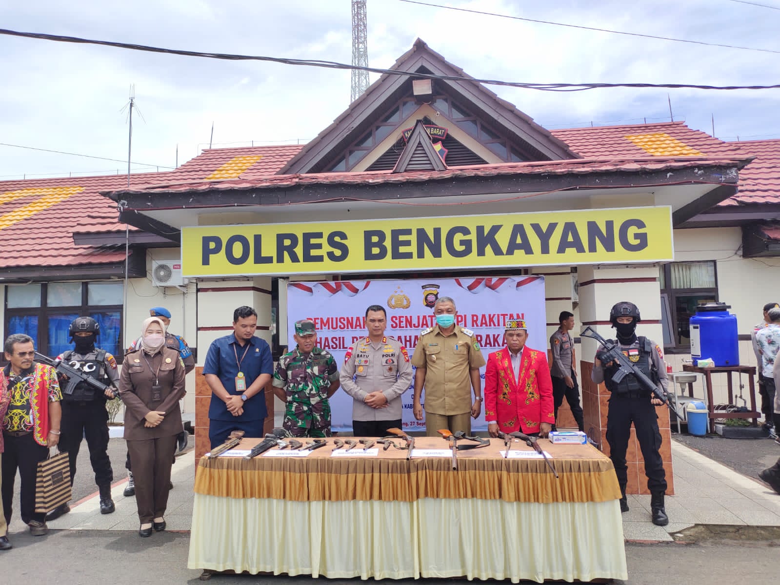 Polres Bengkayang Musnahkan 98 Senpi Rakitan dari DAD dan YPI