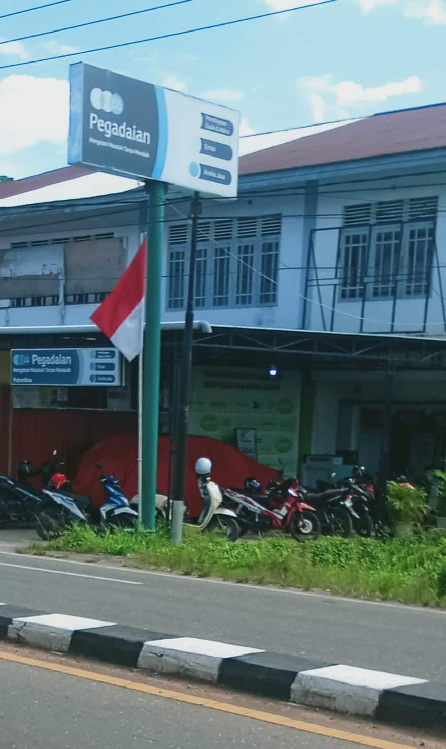 Kantor Pegadaian Putussibau Tak Kibarkan Bendera Merah Putih Setengah Tiang
