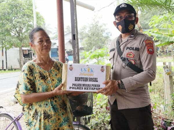 Respon Kenaikan Harga BBM, Kapolsek Muara Pawan Salurkan Bantuan Sosial ke Pedagang dan Sopir Truk