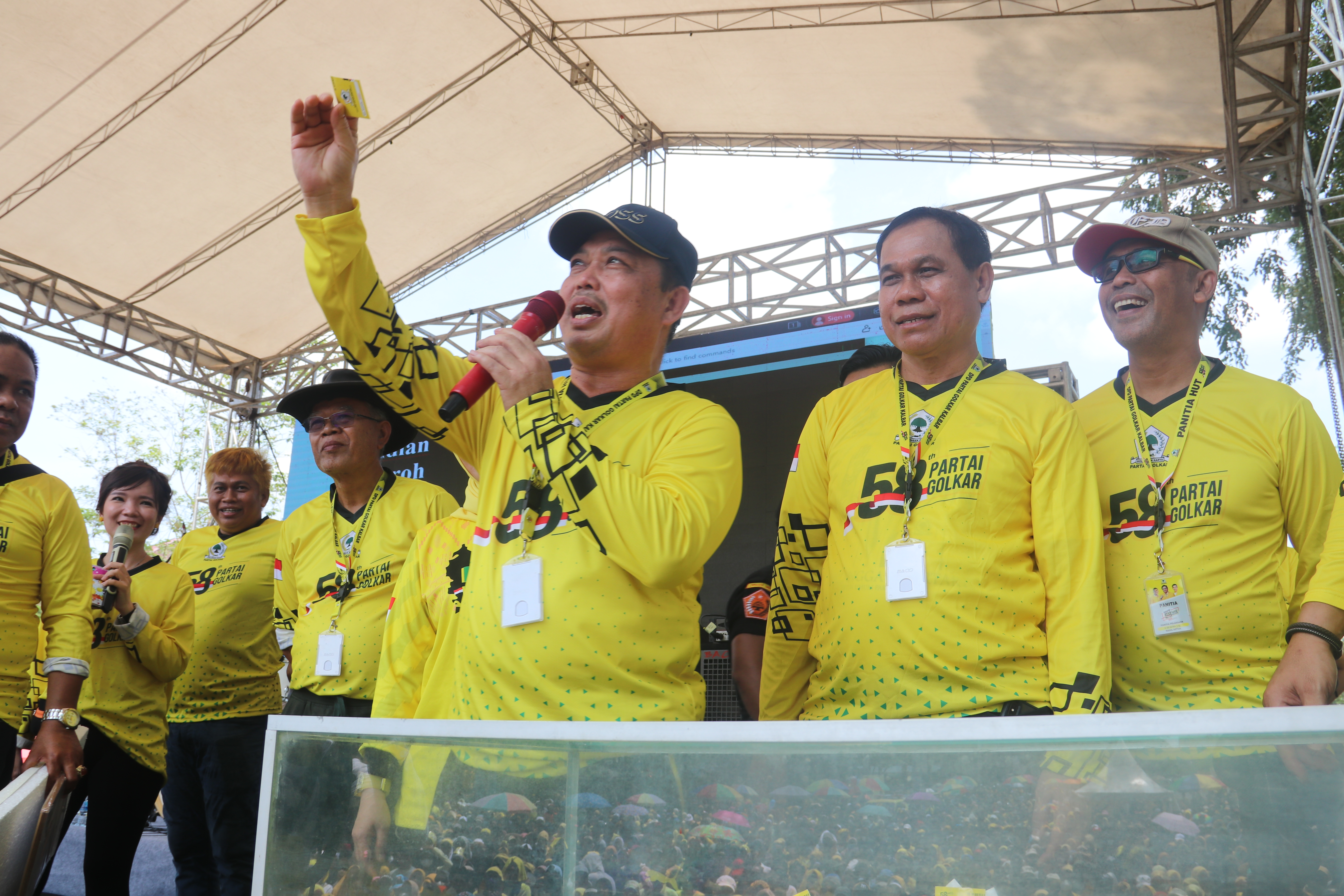 Wagub Kalbar Lepas Jalan Sehat HUT ke-58 Partai Golkar