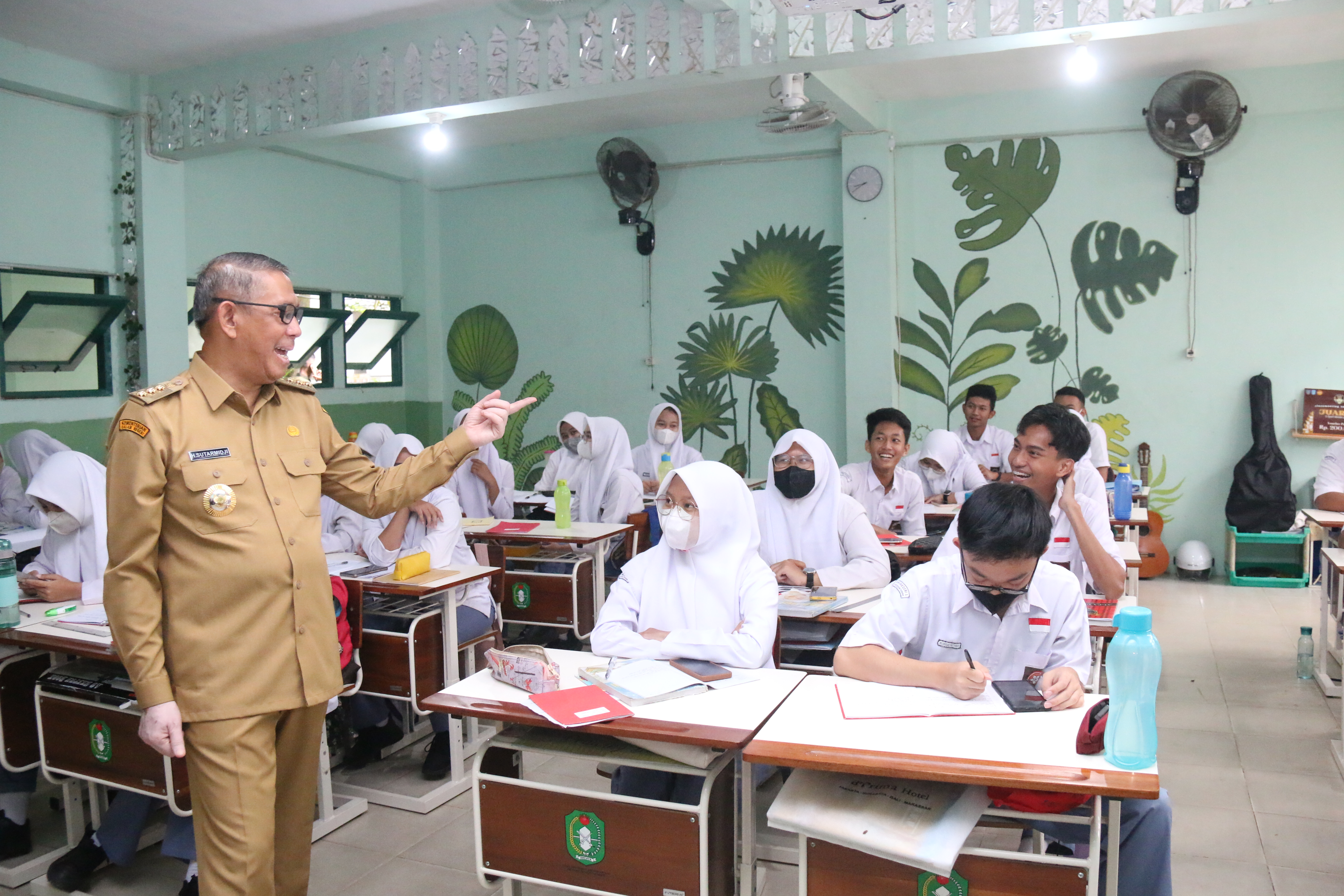 Gubernur Kalbar Kunjungi Sejumlah Sekolah, Beri Motivasi Para Siswa Jelang Ujian Akhir Nasional