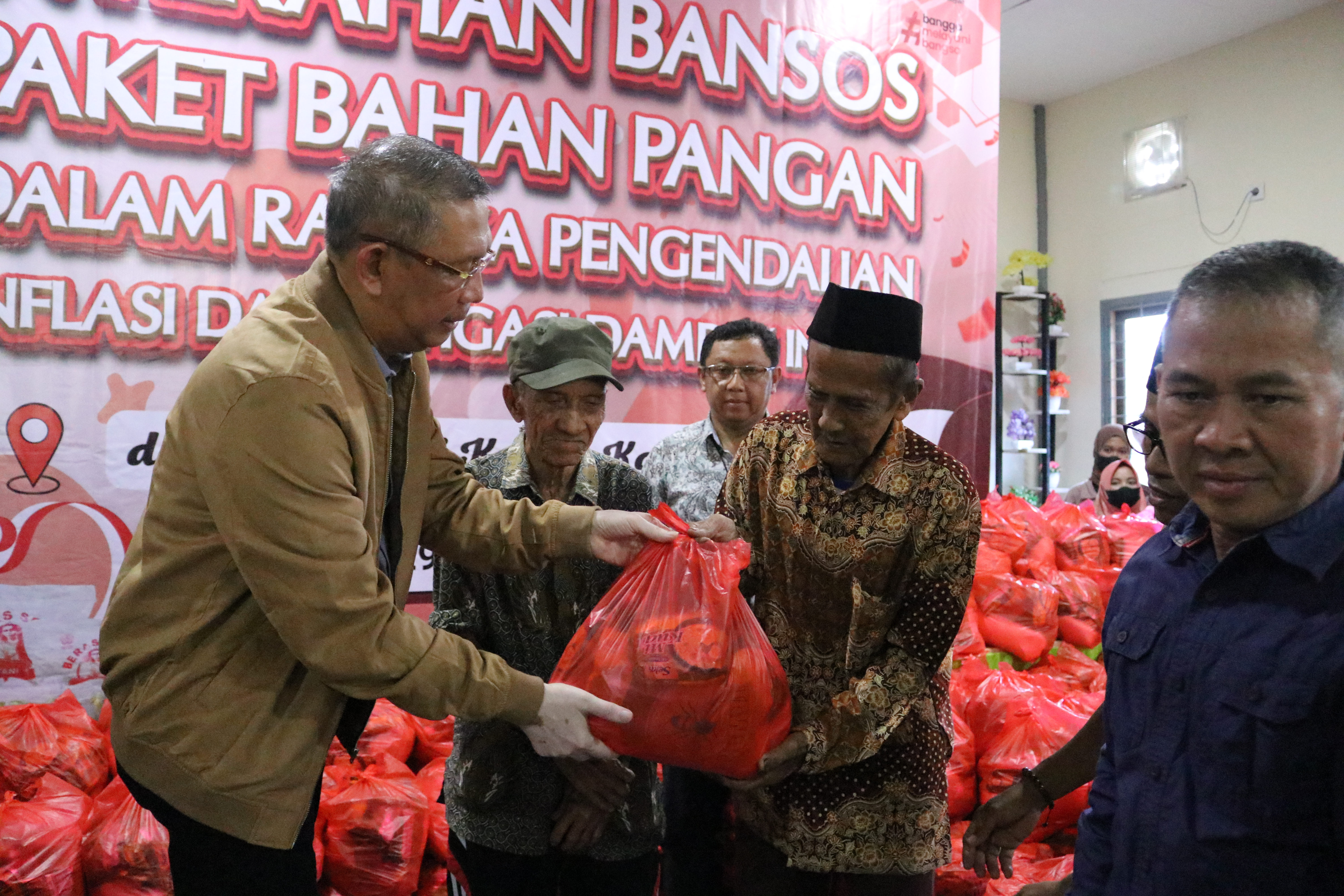 Gubernur Kalbar Salurkan Ratusan Paket Bansos Pangan ke Warga Sungai Belidak