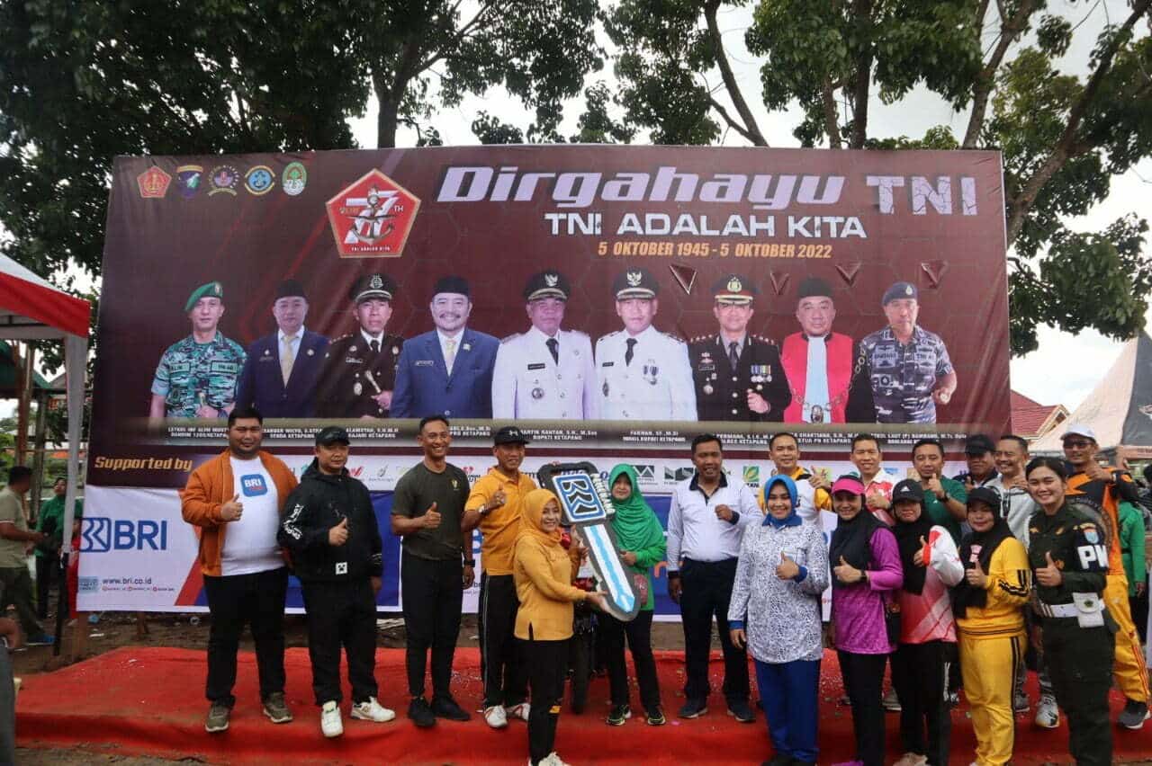 Jelang HUT TNI ke-77 TNI, Kodim 1203 Ketapang Gelar Jalan Sehat