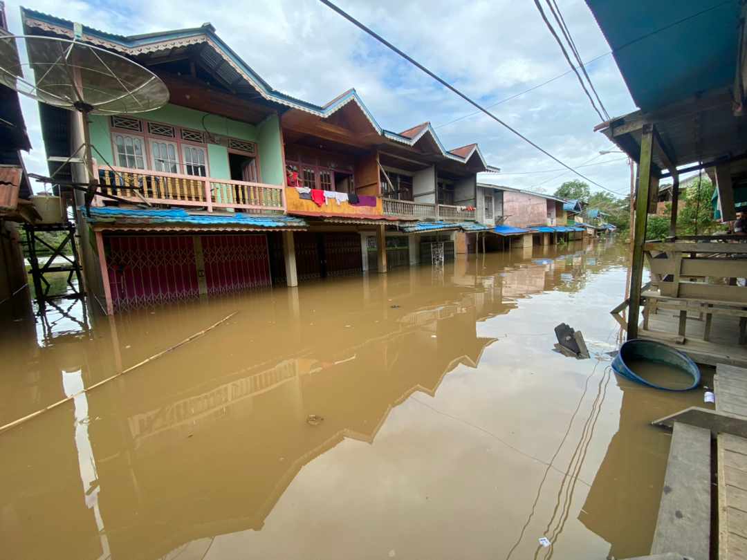 Aktivitas Pasar di Menukung Kota Lumpuh Total Diterjang Banjir